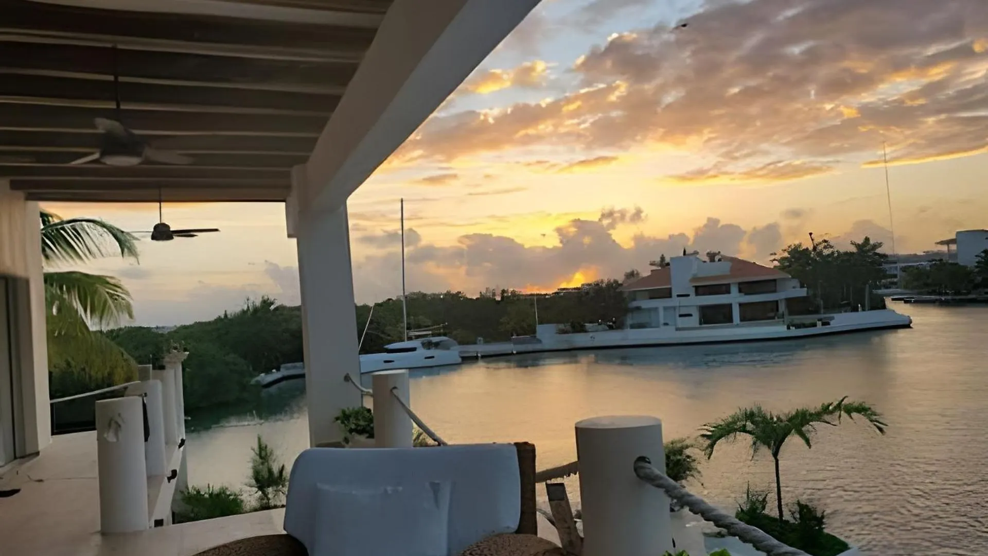Casa La Torre, Luxury Private Waterfront Villa プエルト・アベントゥラス