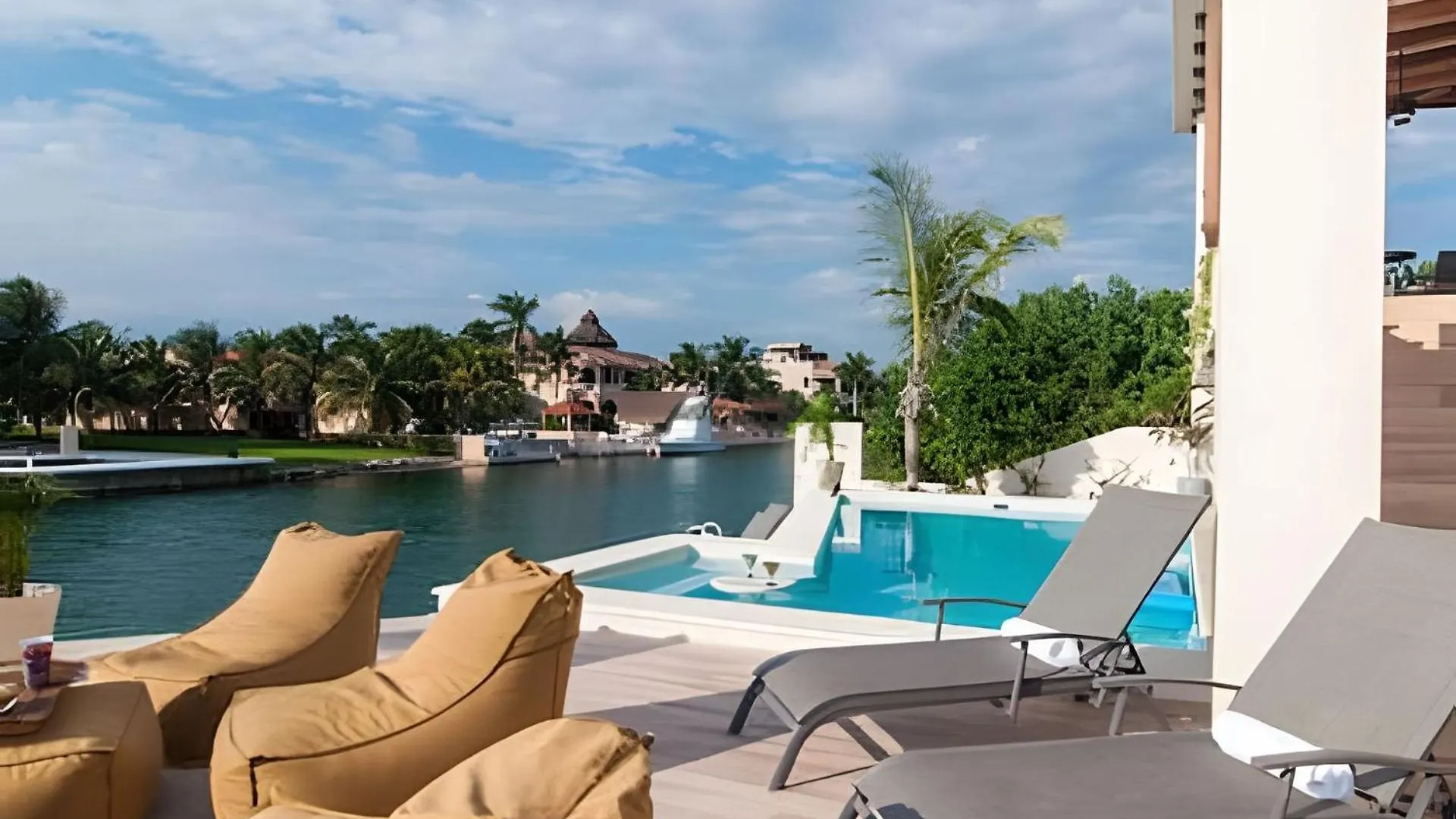 Casa La Torre, Luxury Private Waterfront Villa  プエルト・アベントゥラス